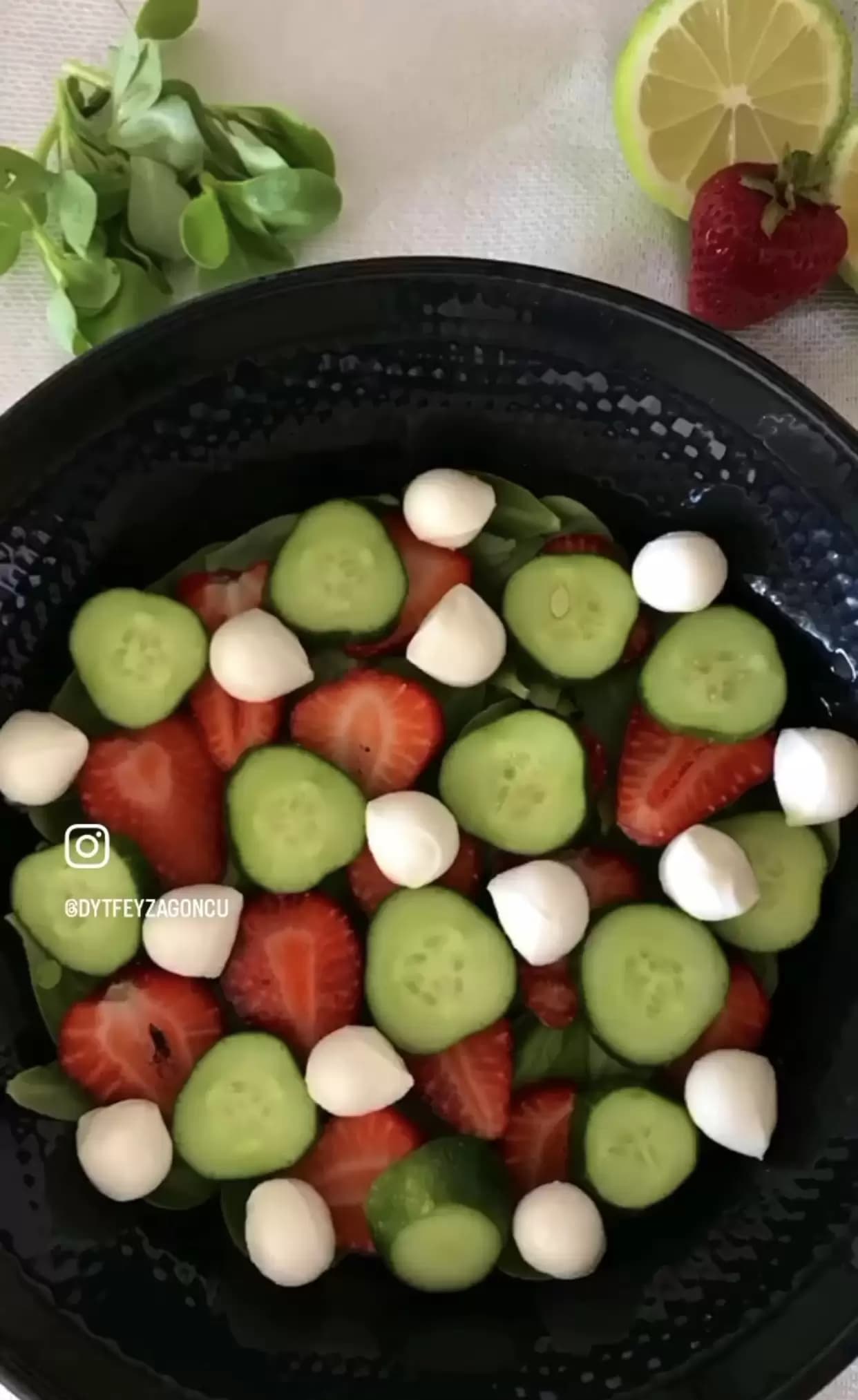 Bal soslu, çilekli ve semizotlu salata