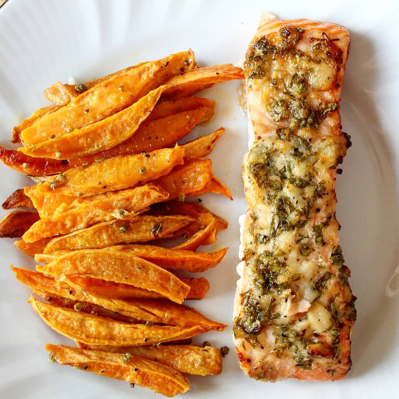 Sarımsaklı Somon & Fırında Tatlı Patates Tarifi: Pratik ve Sağlıklı Akşam Yemeğ