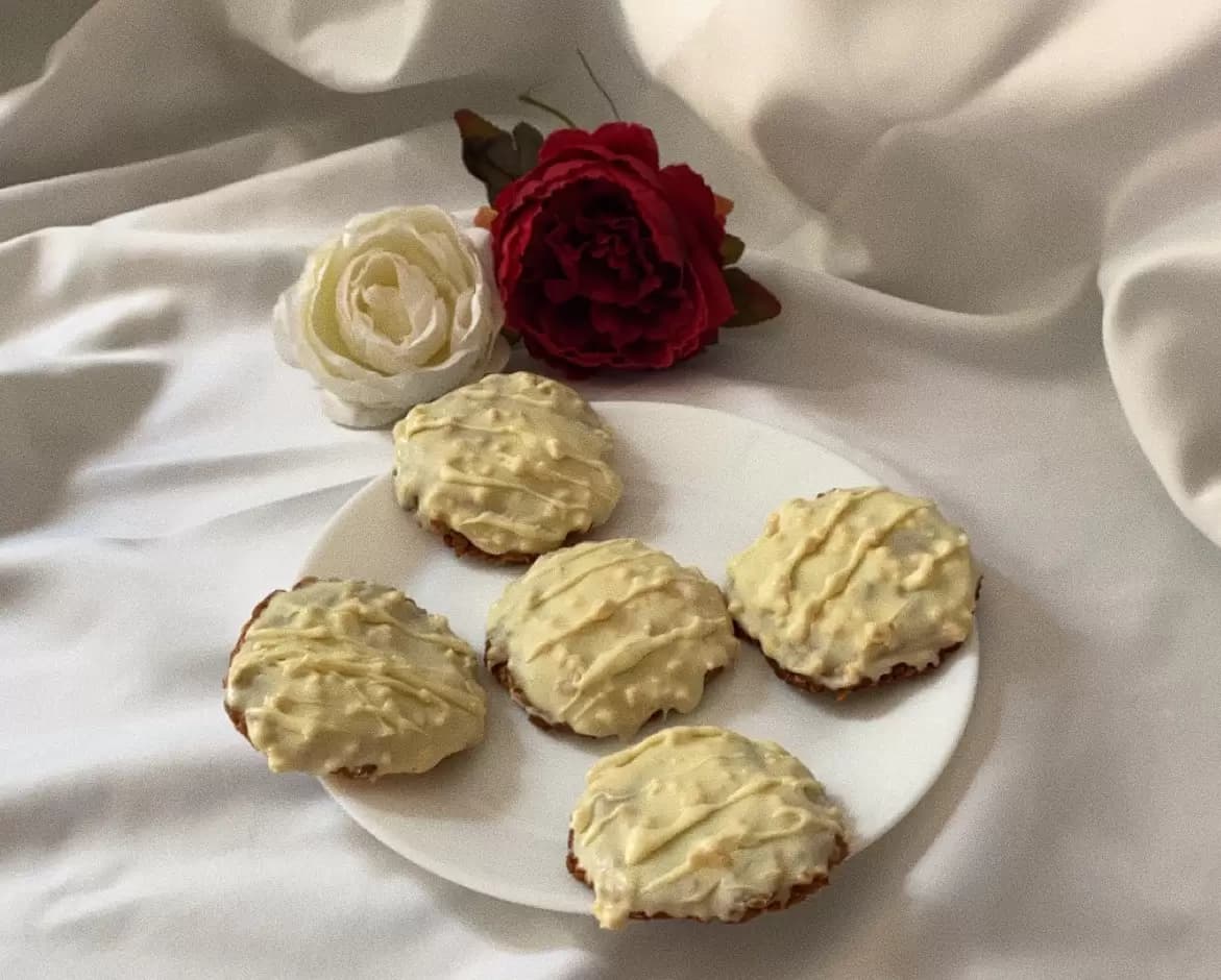 Fıstık Ezmesi Dolgulu Beyaz Çikolatalı Kurabiye