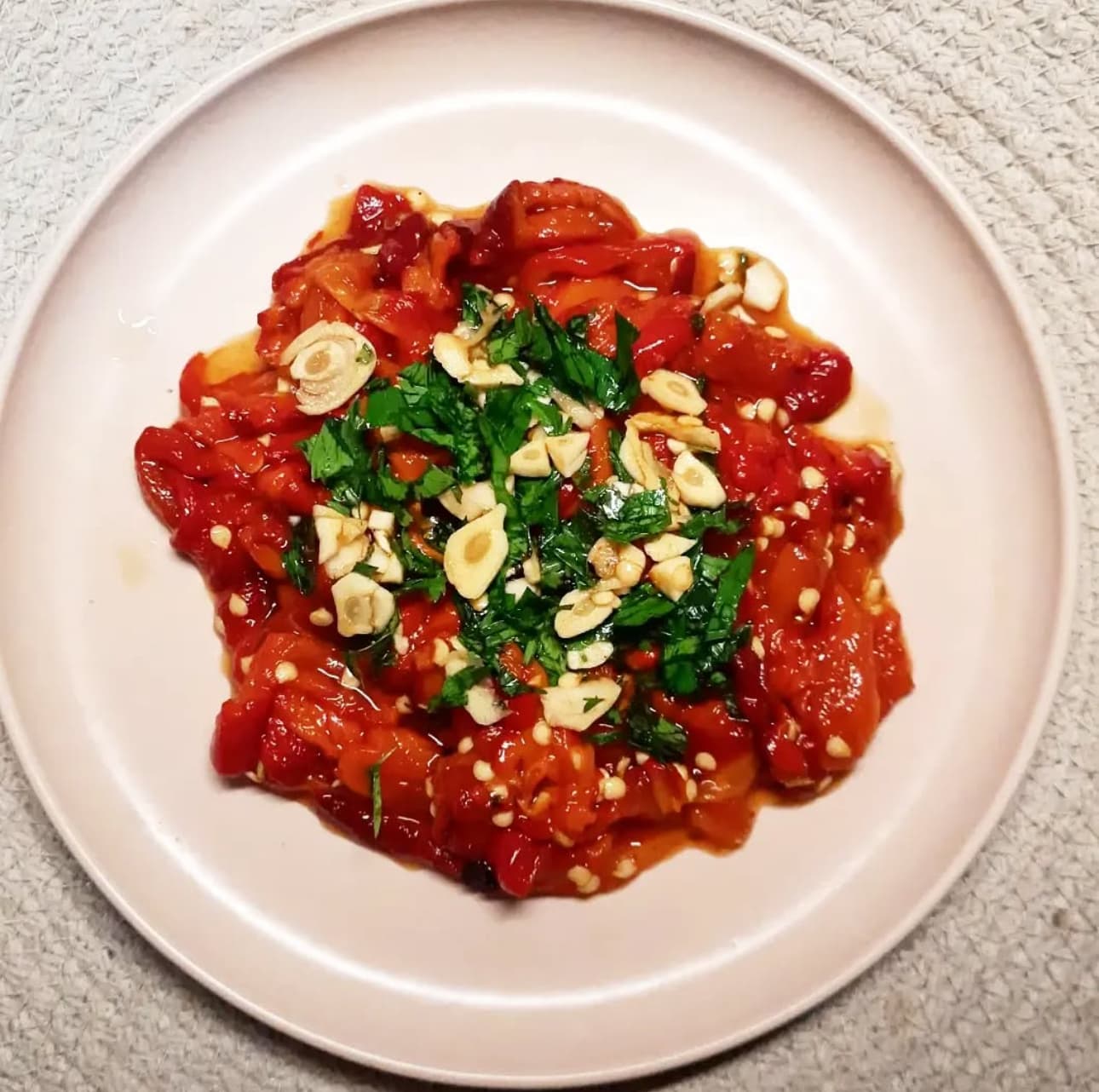 Köz Kırmızı Biber Salatası