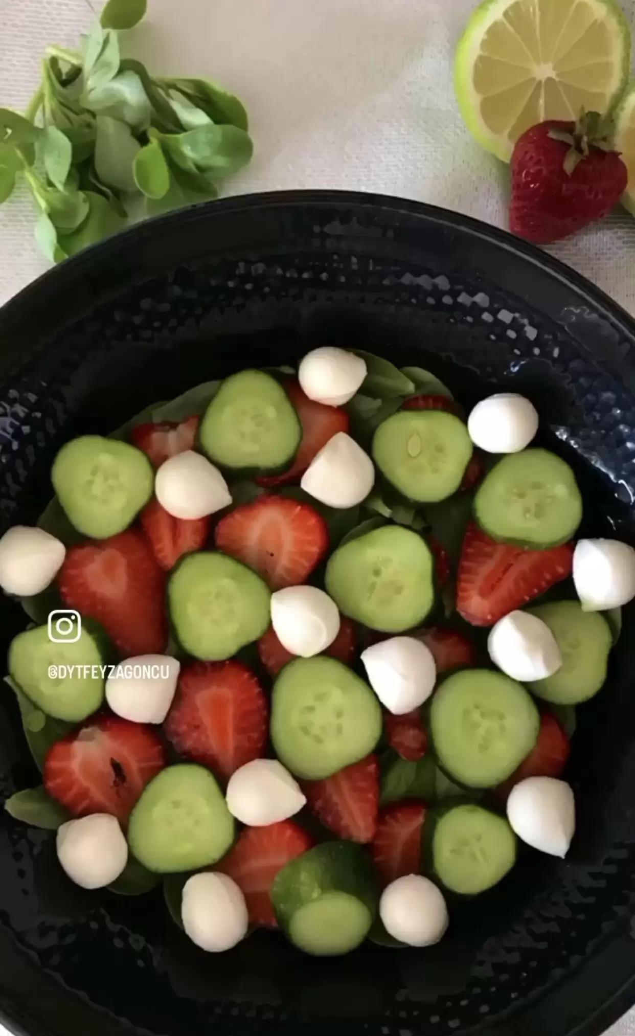 Bal soslu, çilekli ve semizotlu salata