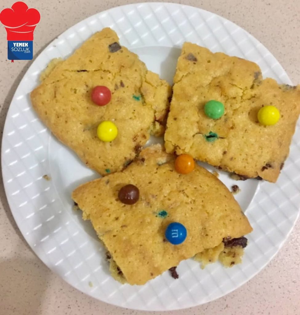Renkli Şeker Kaplı Cookie Brownie tarifi