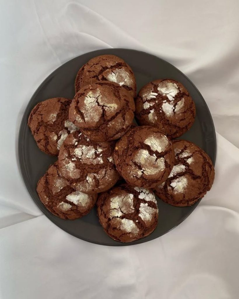 çikolatalı çatlak kurabiye