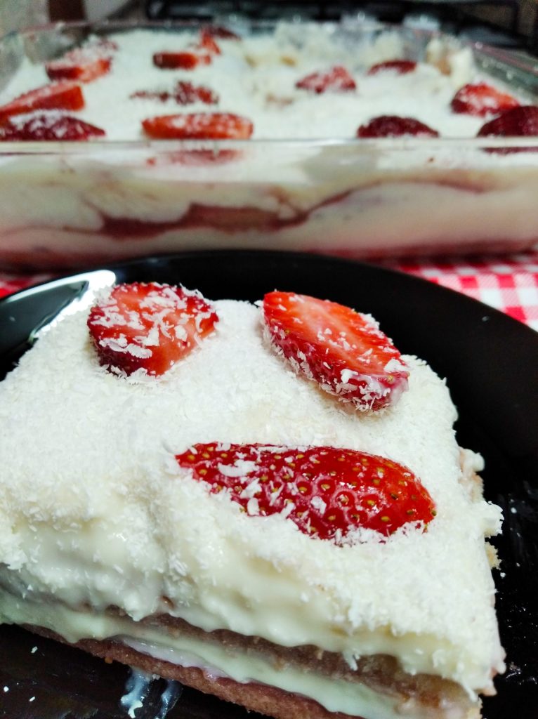 Çilekli – Beyaz Çikolatalı Tiramisu tarifi