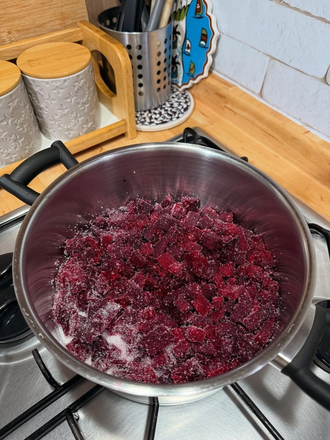 Ardından kapağı kapalı şekilde, hiç su eklemeden kısık ateşte 30 dakika kaynattım. Pancarlar iyice y