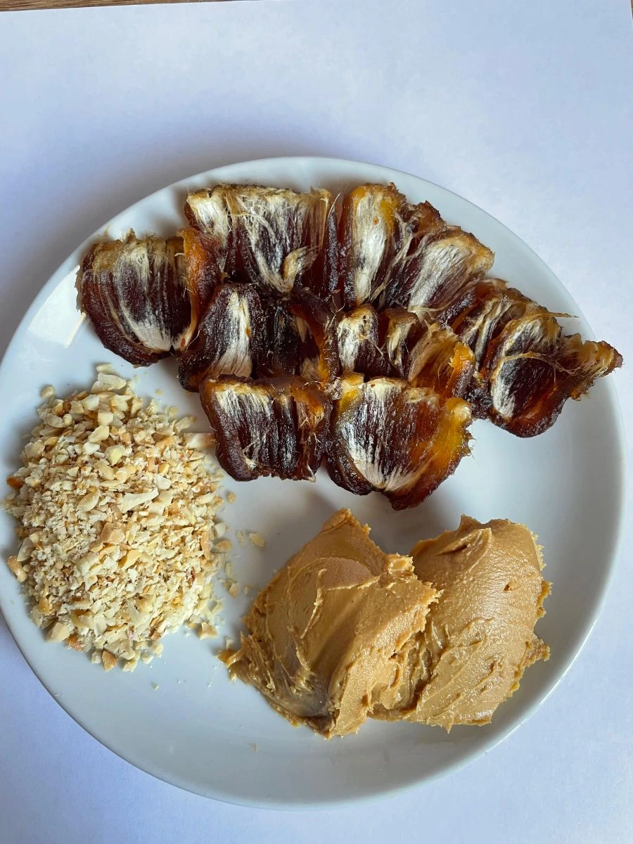 Yumuşayan hurmaların çekirdeklerini ve kabuklarını ayıklayın. Karabuğday patlaklarını ufalayın.