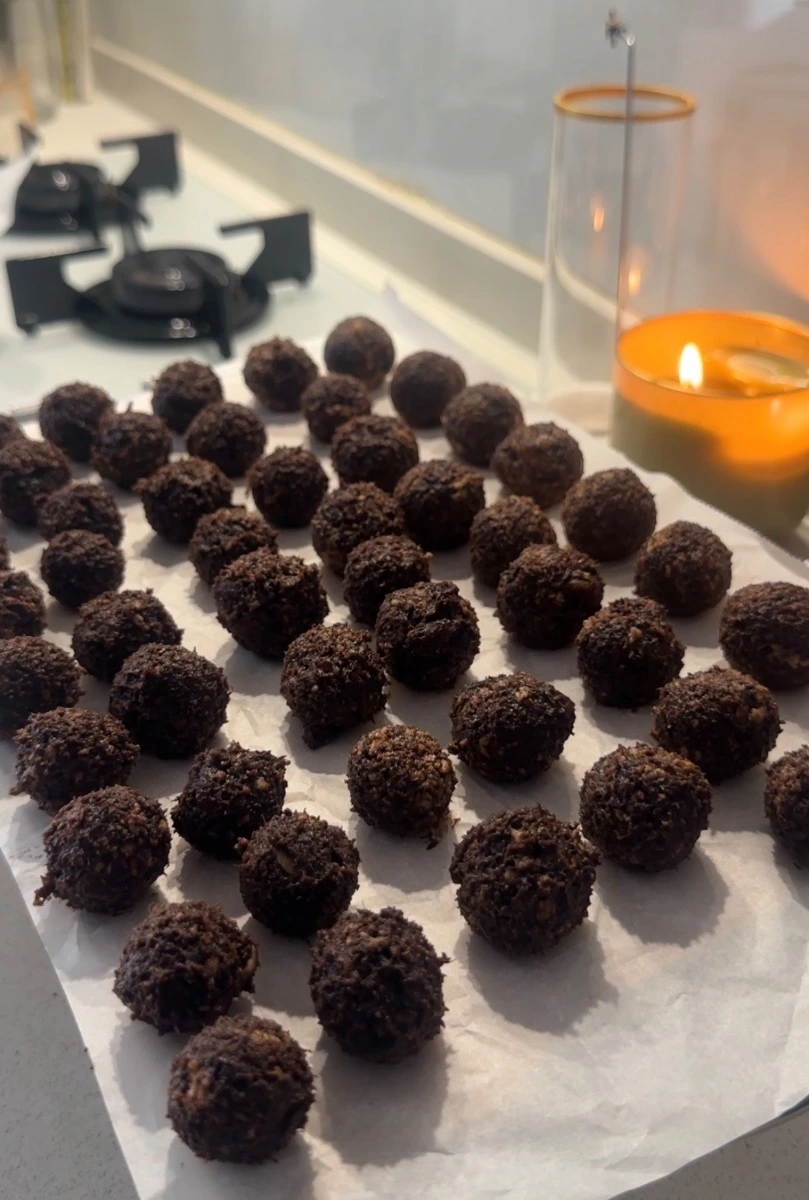 Tüm malzemeleri blenderdan geçirip elinizle yuvarlayın