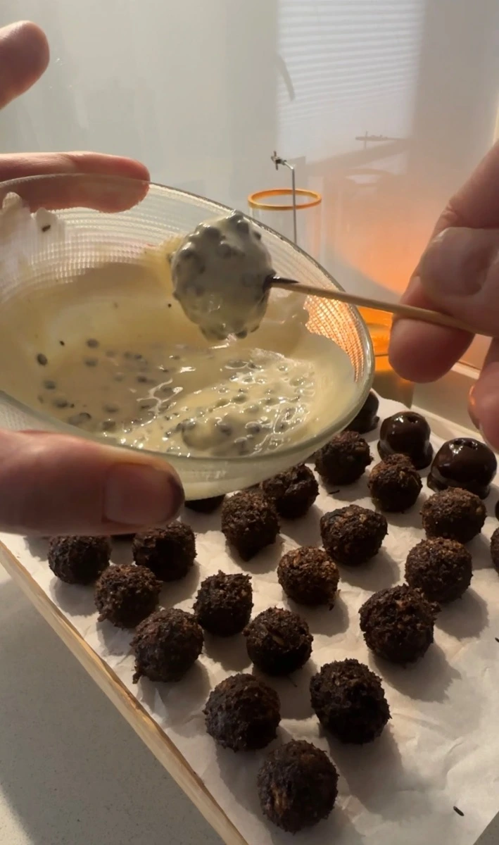 10 dakika buzdolabında beklettikten sonra çikolataya bulayın